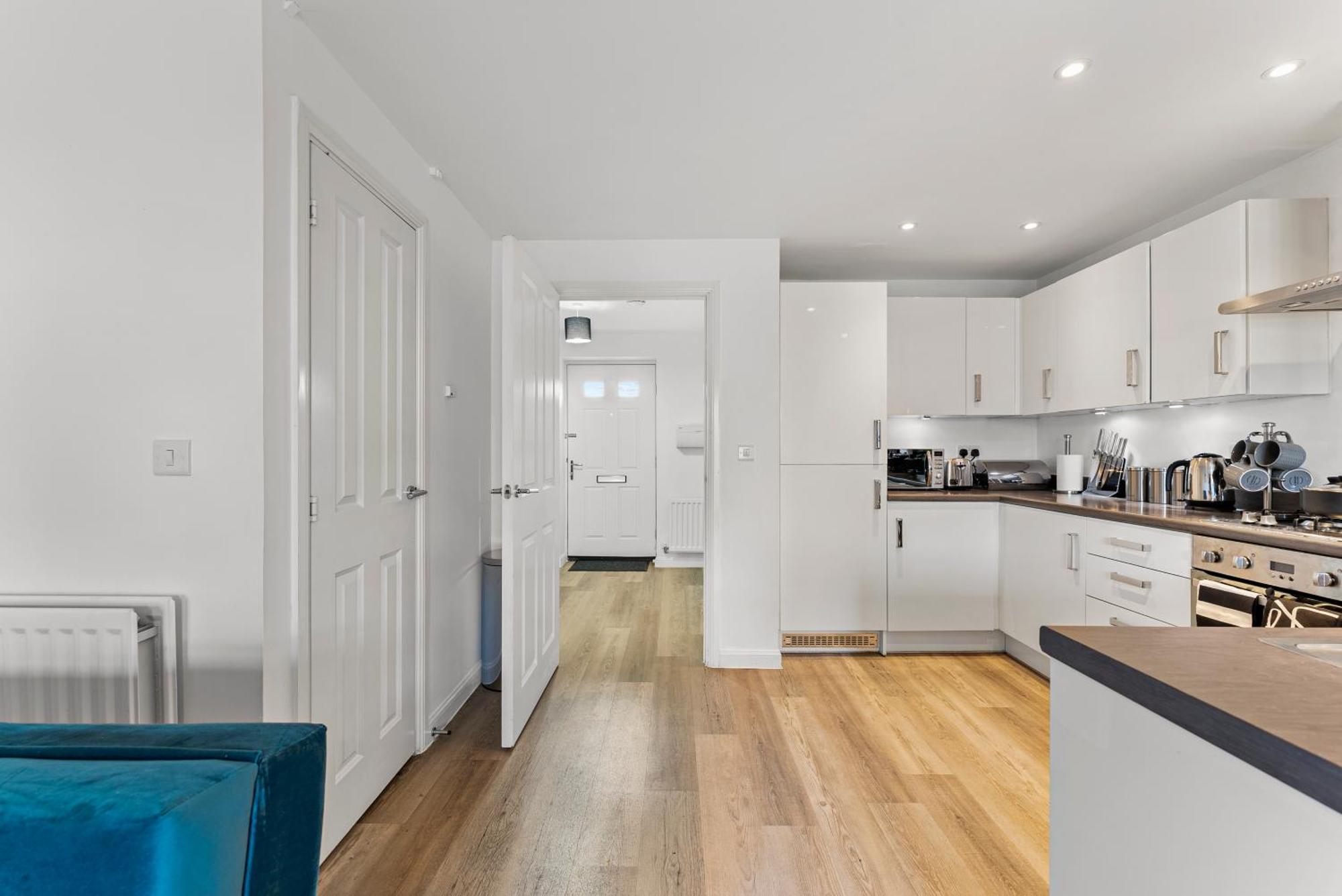 Stylish 4 Bed - Parking - Sleeps 14 Ferienhaus