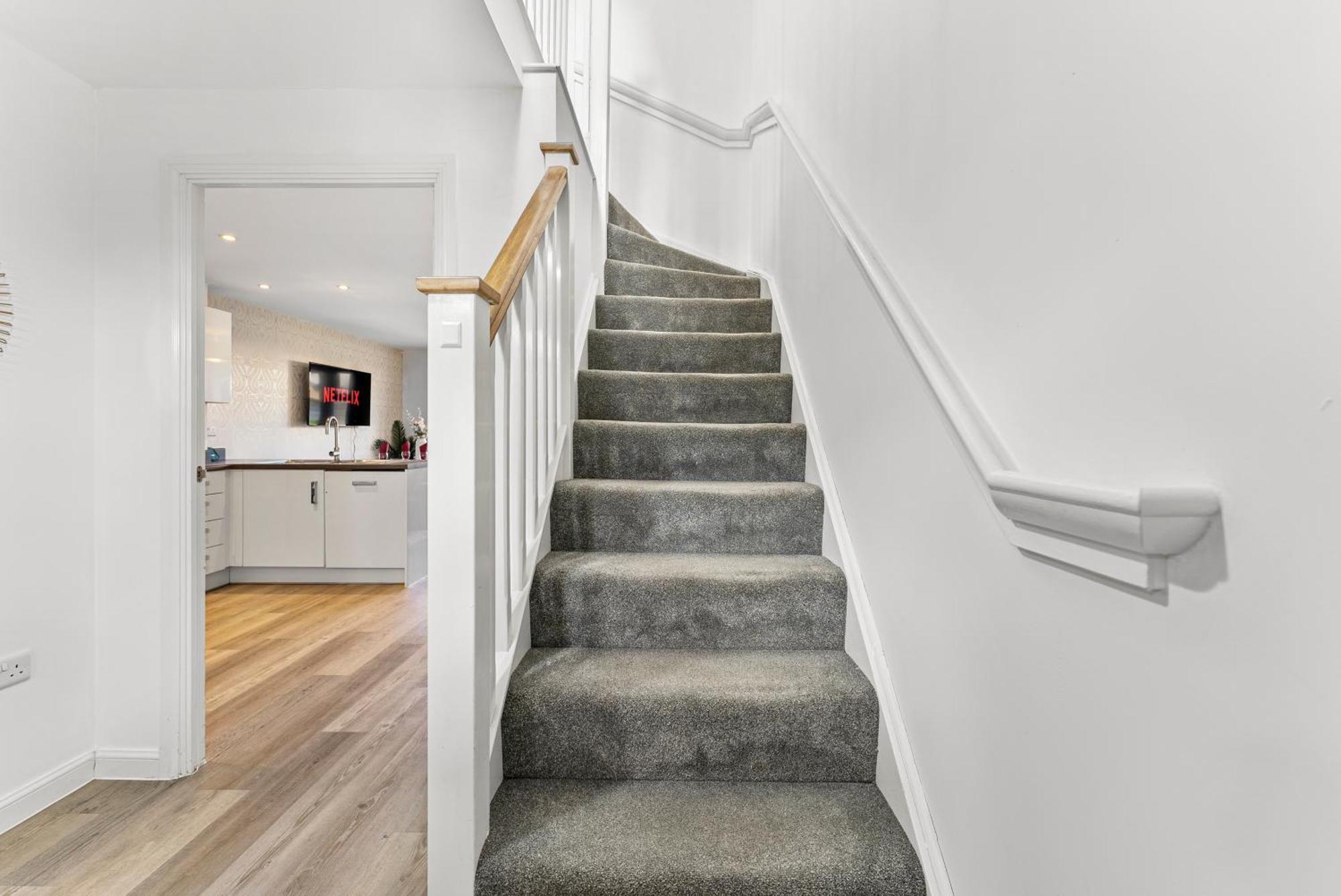 Ferienhaus Stylish 4 Bed - Parking - Sleeps 14 Bristol